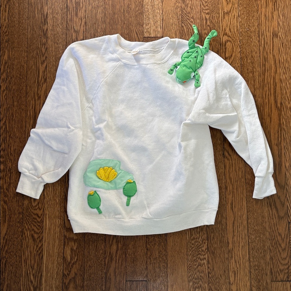 Vintage white crew neck sweatshirt with frog and lily pad